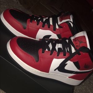 Air Jordan 1 mids “bred toe”